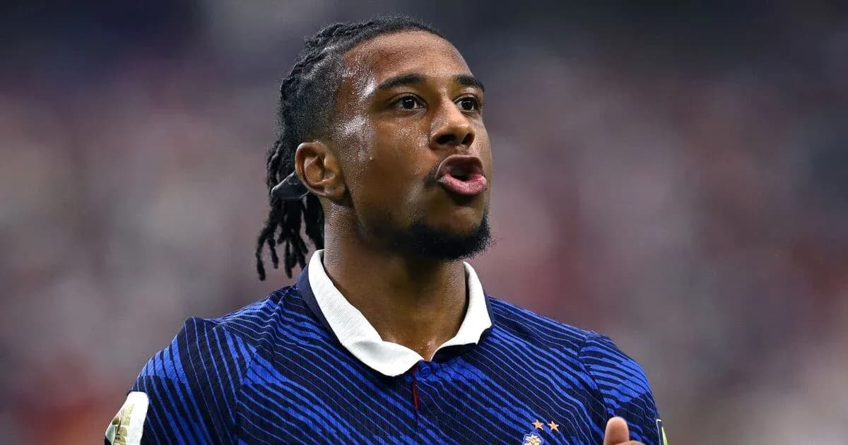 Jugador de Francia hablando durante el partido Jugador de Francia hablando durante el partido