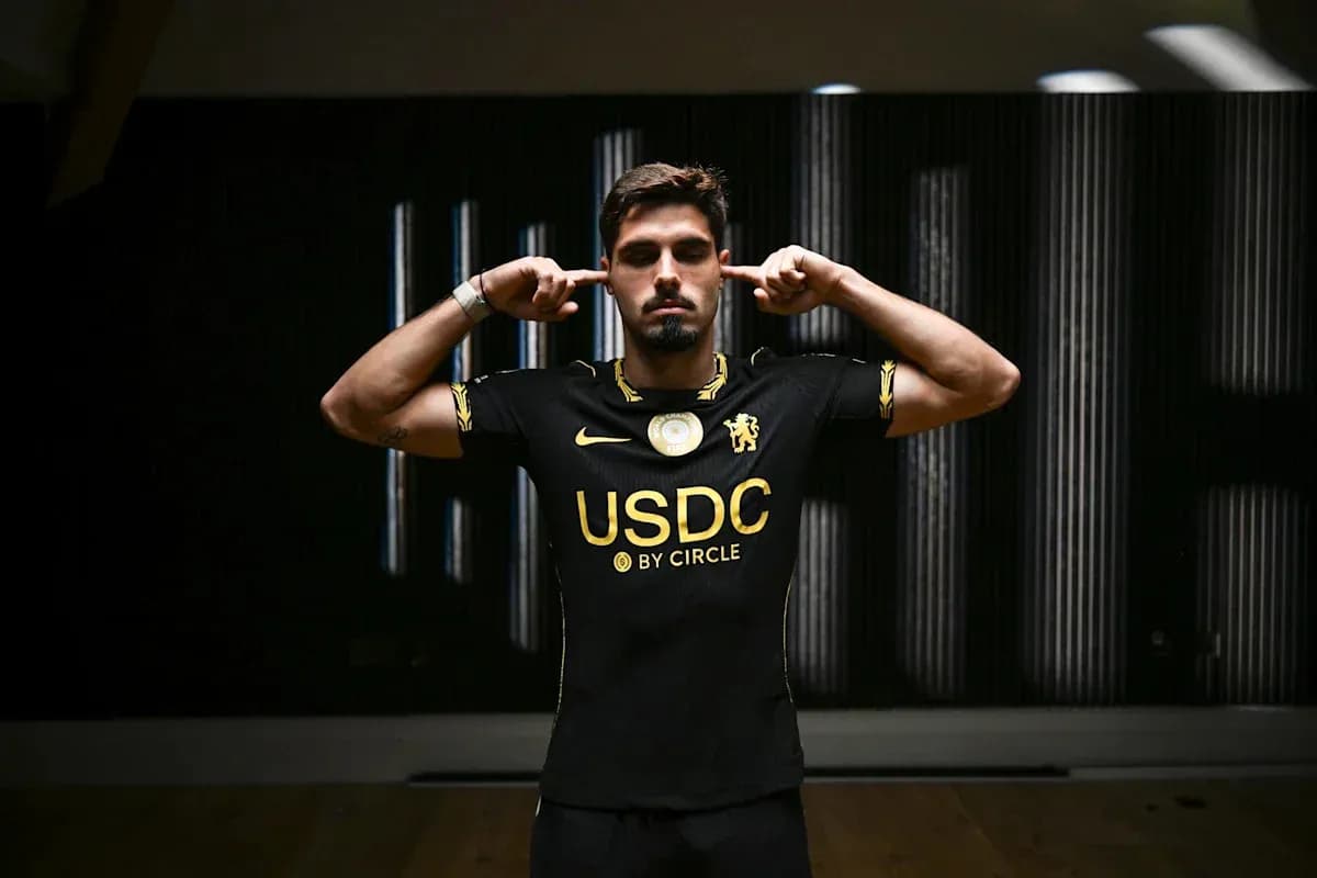 Jugador con camiseta negra de Chelsea posando en estudio Jugador con camiseta negra de Chelsea posando en estudio