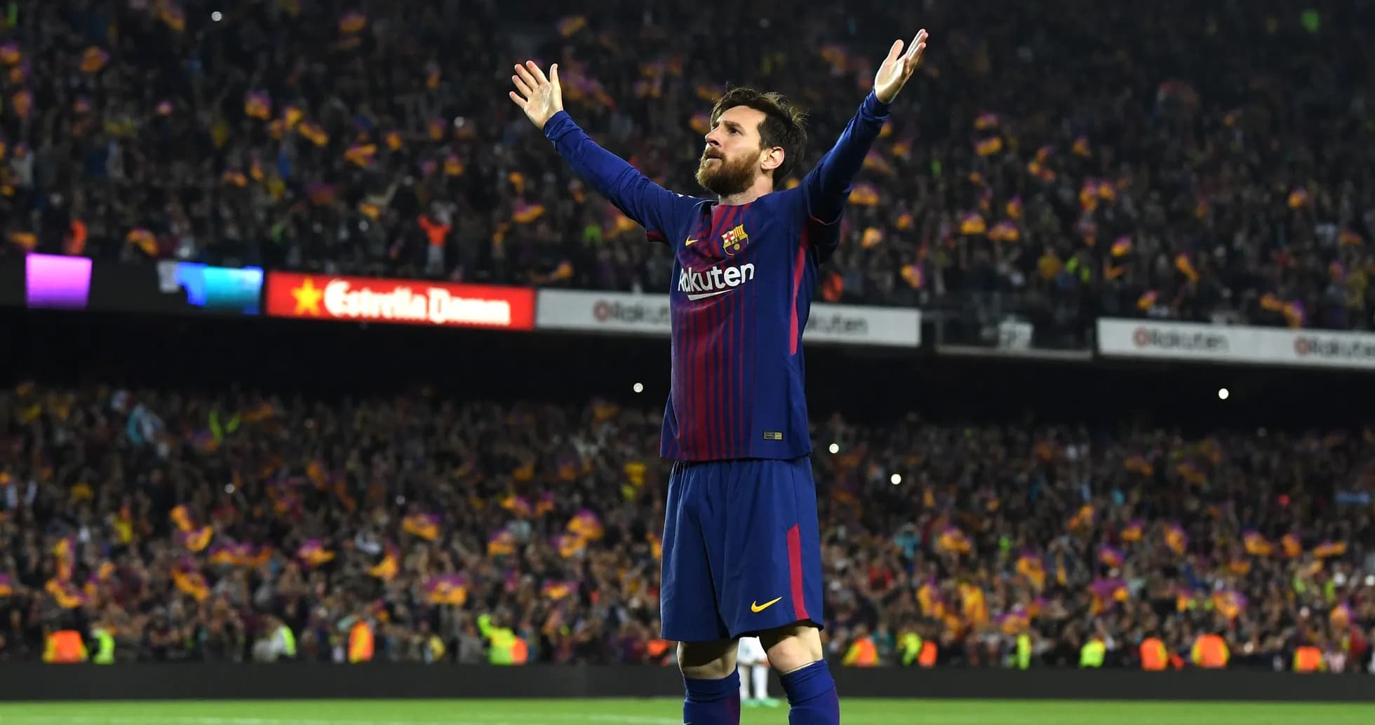 Jugador de Barcelona celebrando con los brazos en alto Jugador de Barcelona celebrando con los brazos en alto