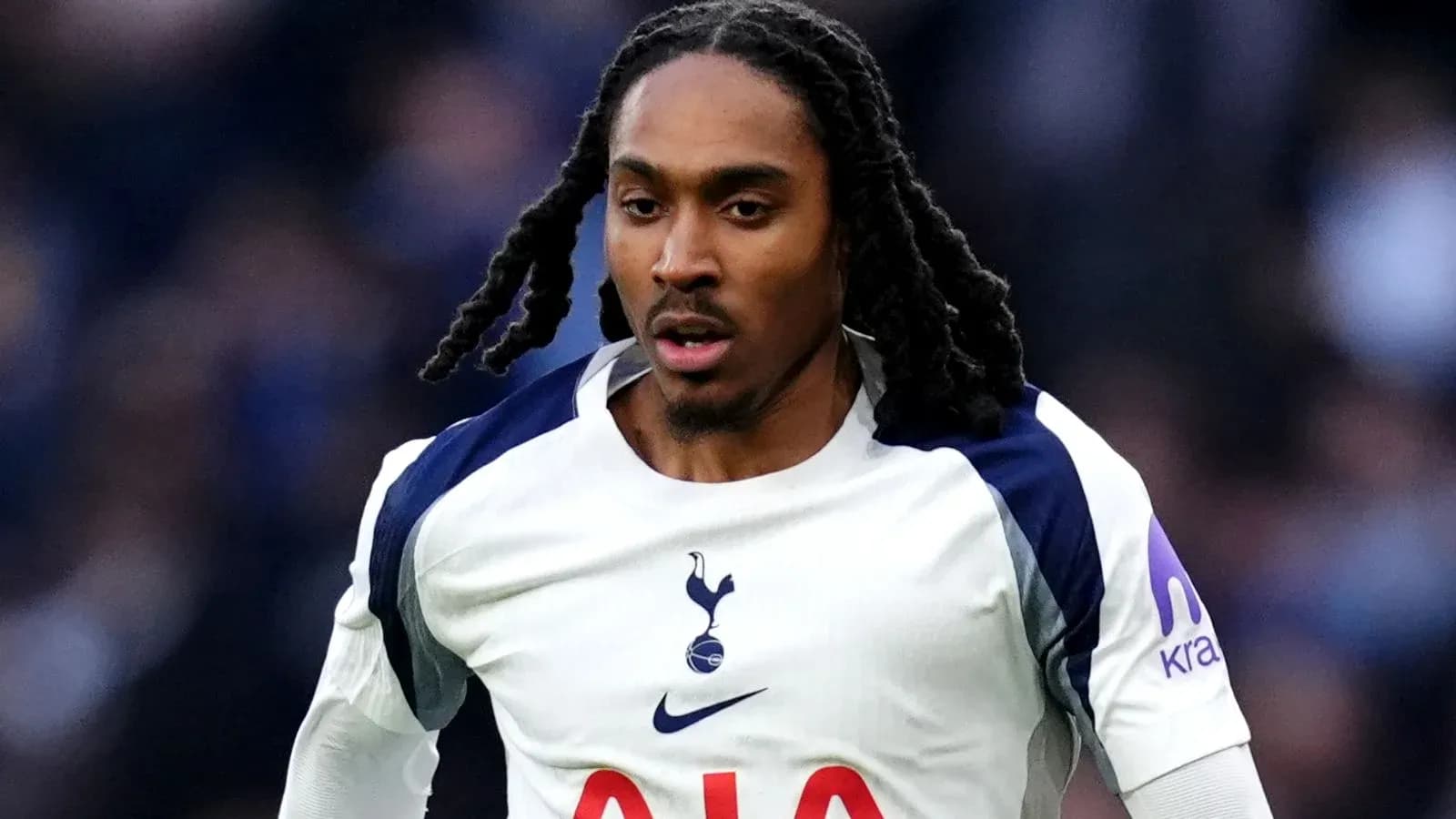 Jugador de Tottenham corriendo en el campo Jugador de Tottenham corriendo en el campo