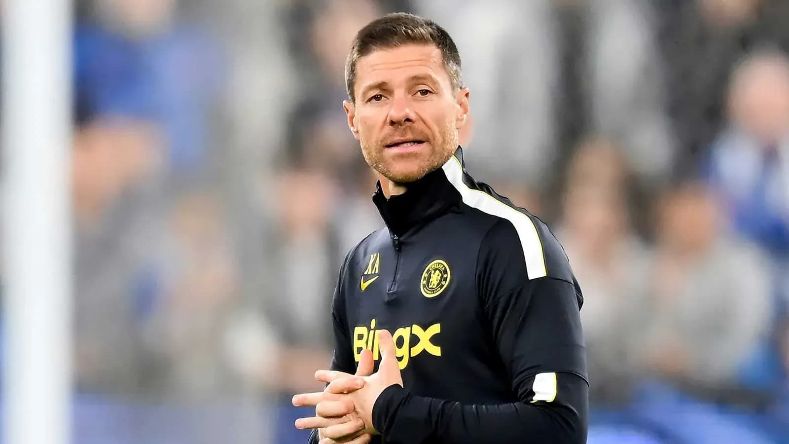Entrenador de fútbol en la línea de banda Entrenador de fútbol en la línea de banda