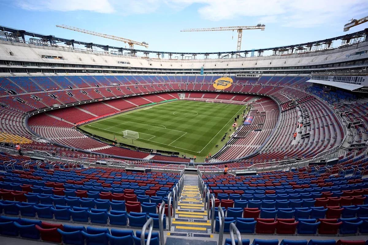 Vista del estadio con campo de fútbol y gradas vacías Vista del estadio con campo de fútbol y gradas vacías