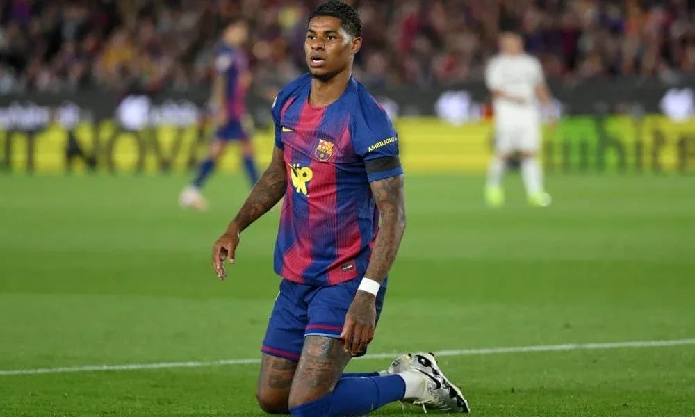 Jugador de Barcelona arrodillado en el campo Jugador de Barcelona arrodillado en el campo