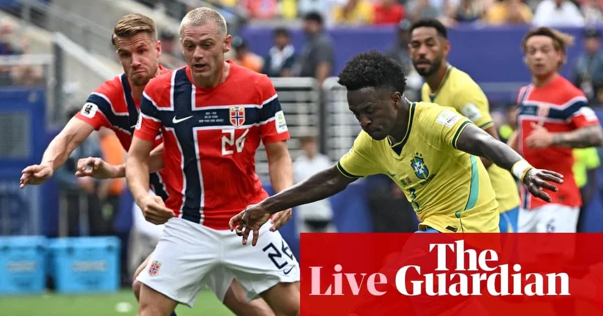 Jugador brasileño driblando a defensores noruegos en partido Jugador brasileño driblando a defensores noruegos en partido