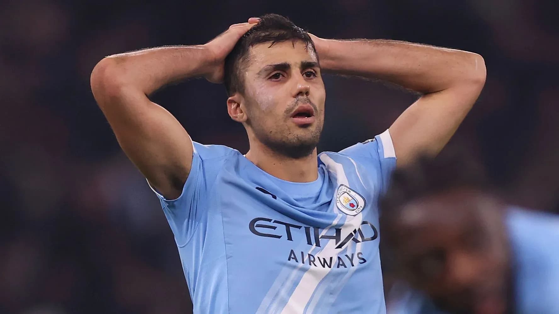 Jugador de Manchester City con las manos en la cabeza Jugador de Manchester City con las manos en la cabeza