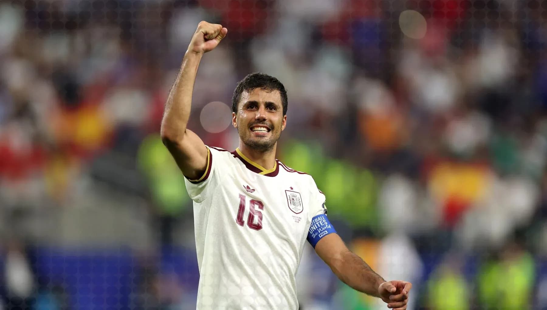 Jugador de España celebrando con el puño en alto Jugador de España celebrando con el puño en alto