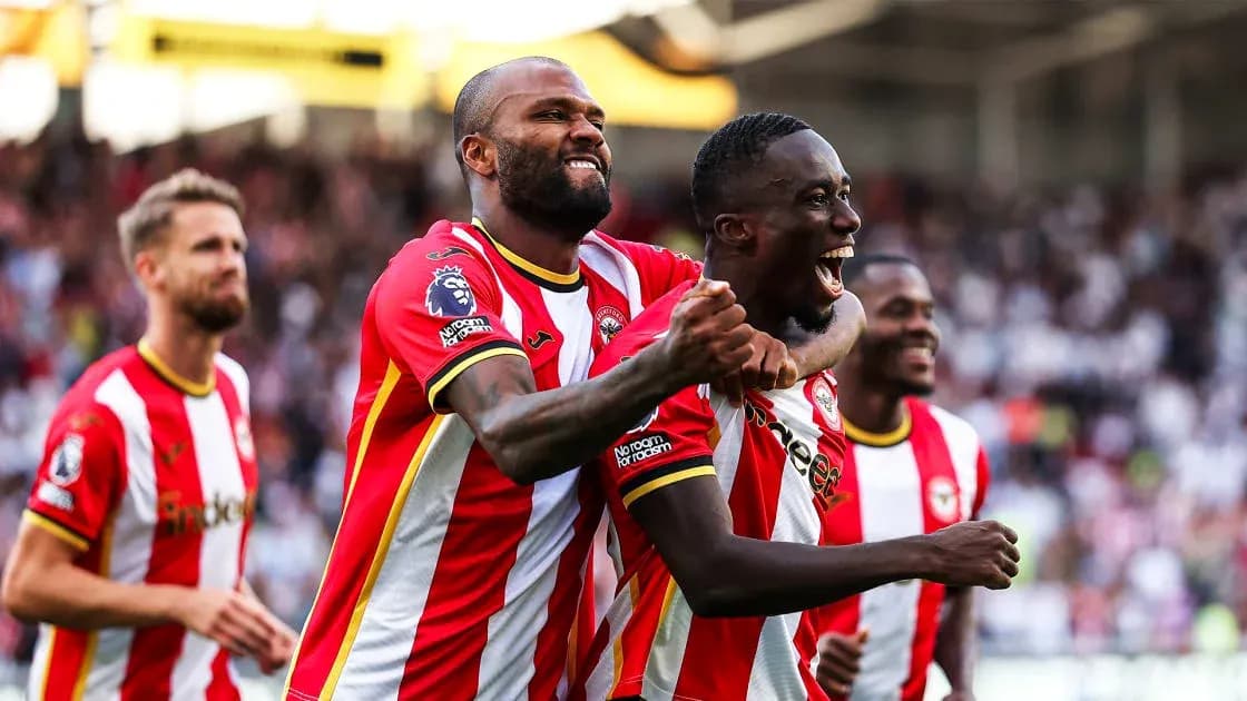 Jugadores de Brentford celebrando un gol en el estadio Jugadores de Brentford celebrando un gol en el estadio