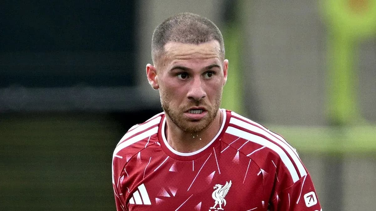 Jugador de Liverpool en acción durante un entrenamiento Jugador de Liverpool en acción durante un entrenamiento