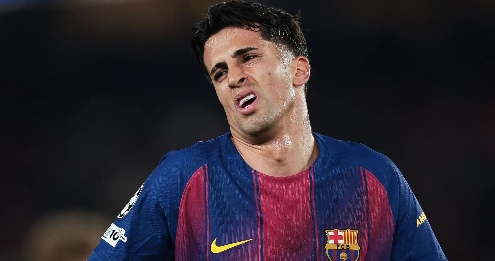 Jugador del FC Barcelona en el campo de juego Jugador del FC Barcelona en el campo de juego