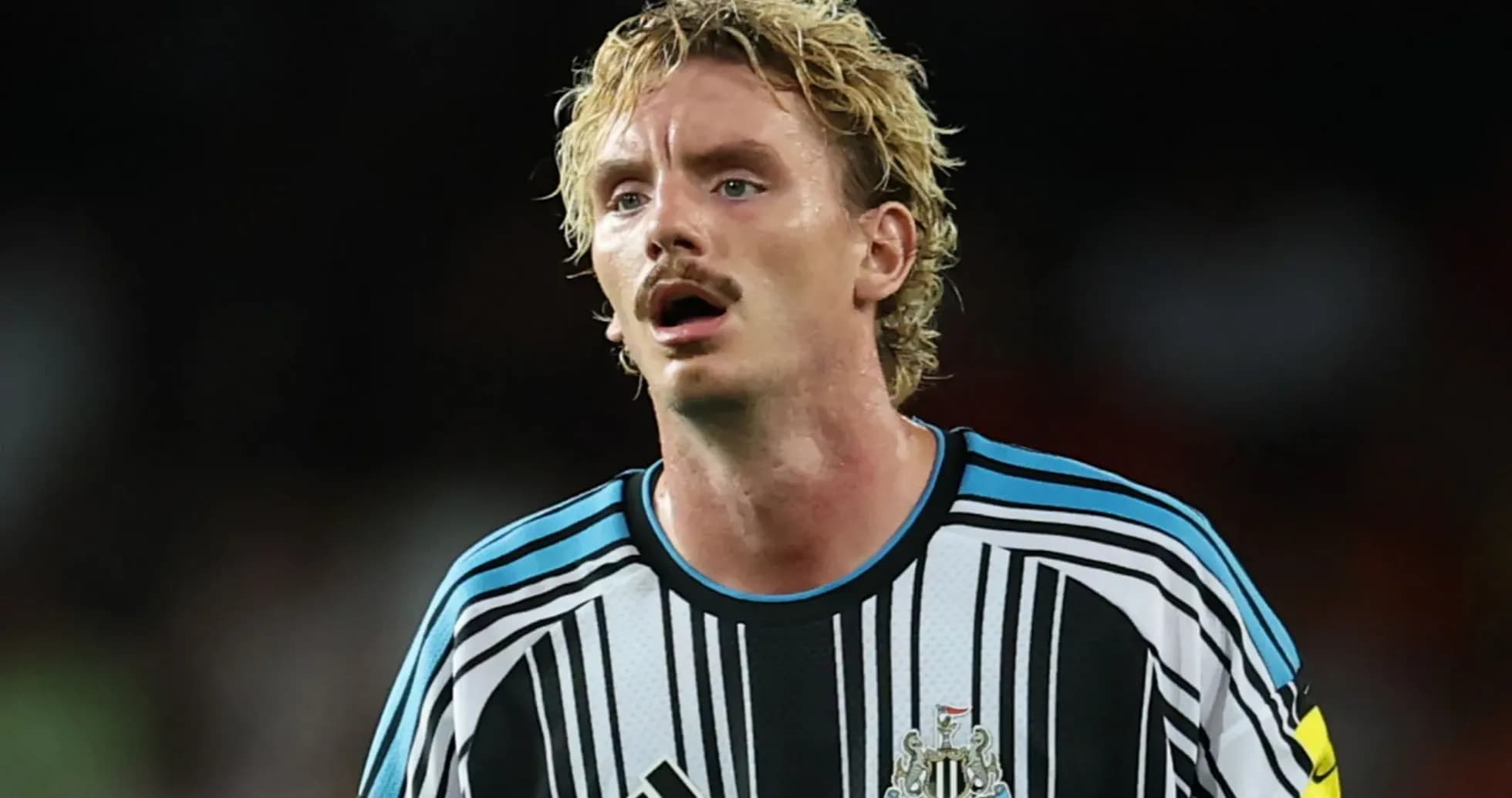 Jugador de Newcastle United en acción durante el partido Jugador de Newcastle United en acción durante el partido