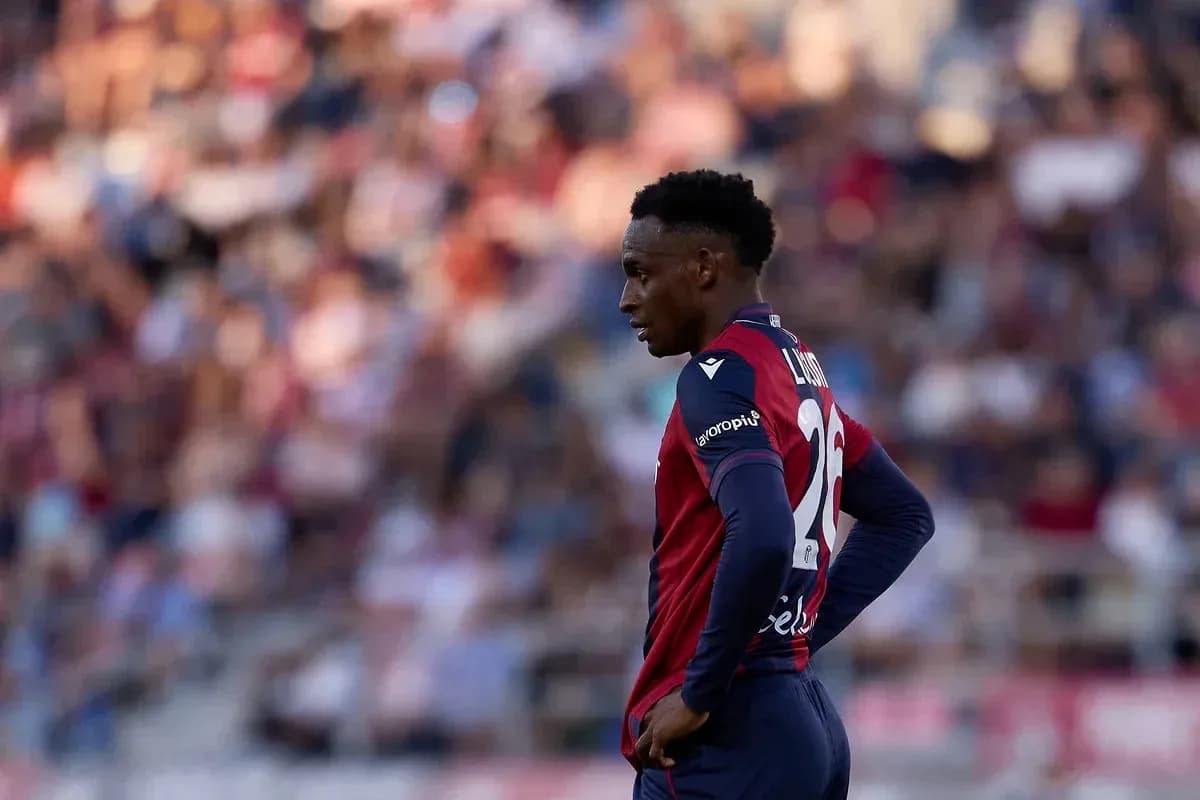 Jugador de Levante en el campo durante un partido Jugador de Levante en el campo durante un partido