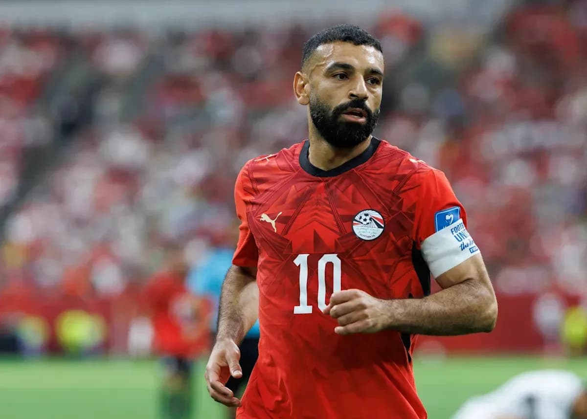 Jugador de Egipto con camiseta roja durante partido Jugador de Egipto con camiseta roja durante partido