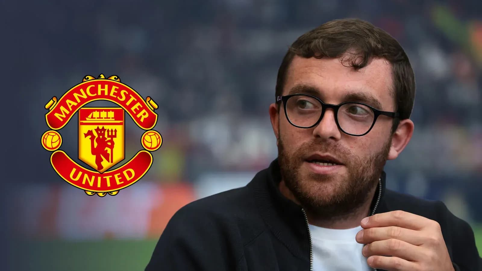 Hombre hablando con el logo de Manchester United de fondo Hombre hablando con el logo de Manchester United de fondo
