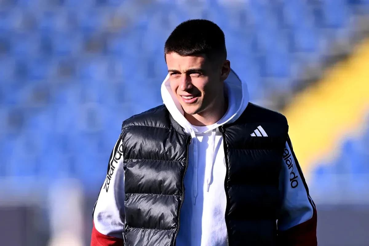 Jugador con chaleco en campo de entrenamiento Jugador con chaleco en campo de entrenamiento