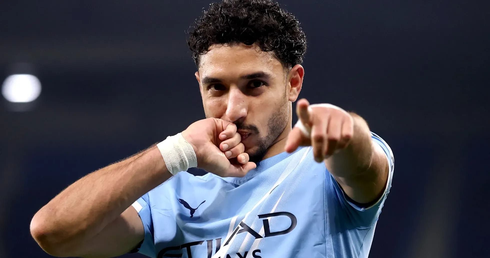Jugador señalando tras marcar un gol en partido Jugador señalando tras marcar un gol en partido