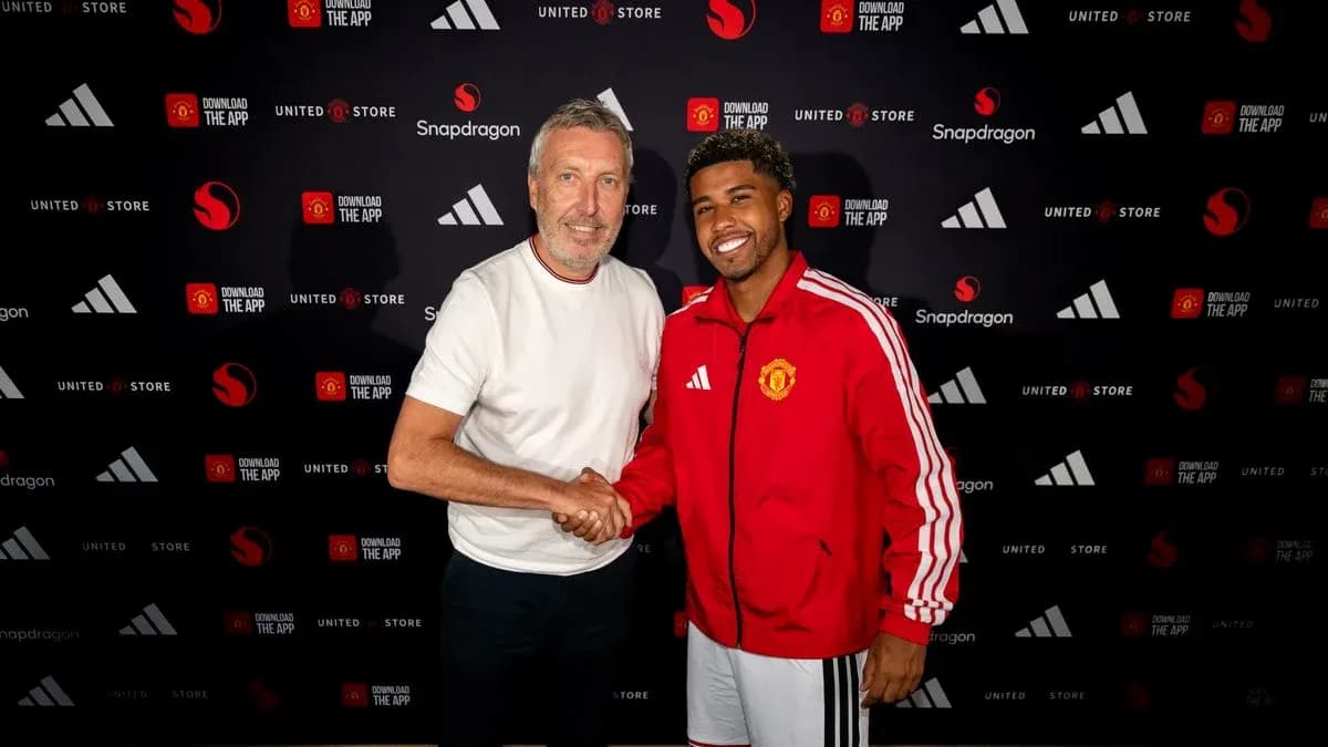 Jugador de Manchester United firmando contrato con representante Jugador de Manchester United firmando contrato con representante