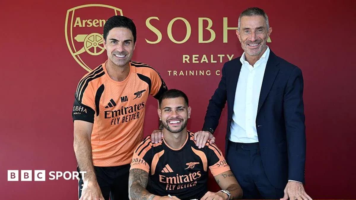 Entrenador y directivos con nuevo jugador en club Entrenador y directivos con nuevo jugador en club