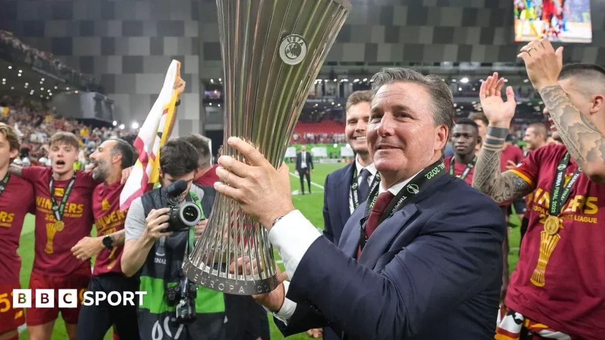 Entrenador levantando trofeo de la UEFA Europa League Entrenador levantando trofeo de la UEFA Europa League