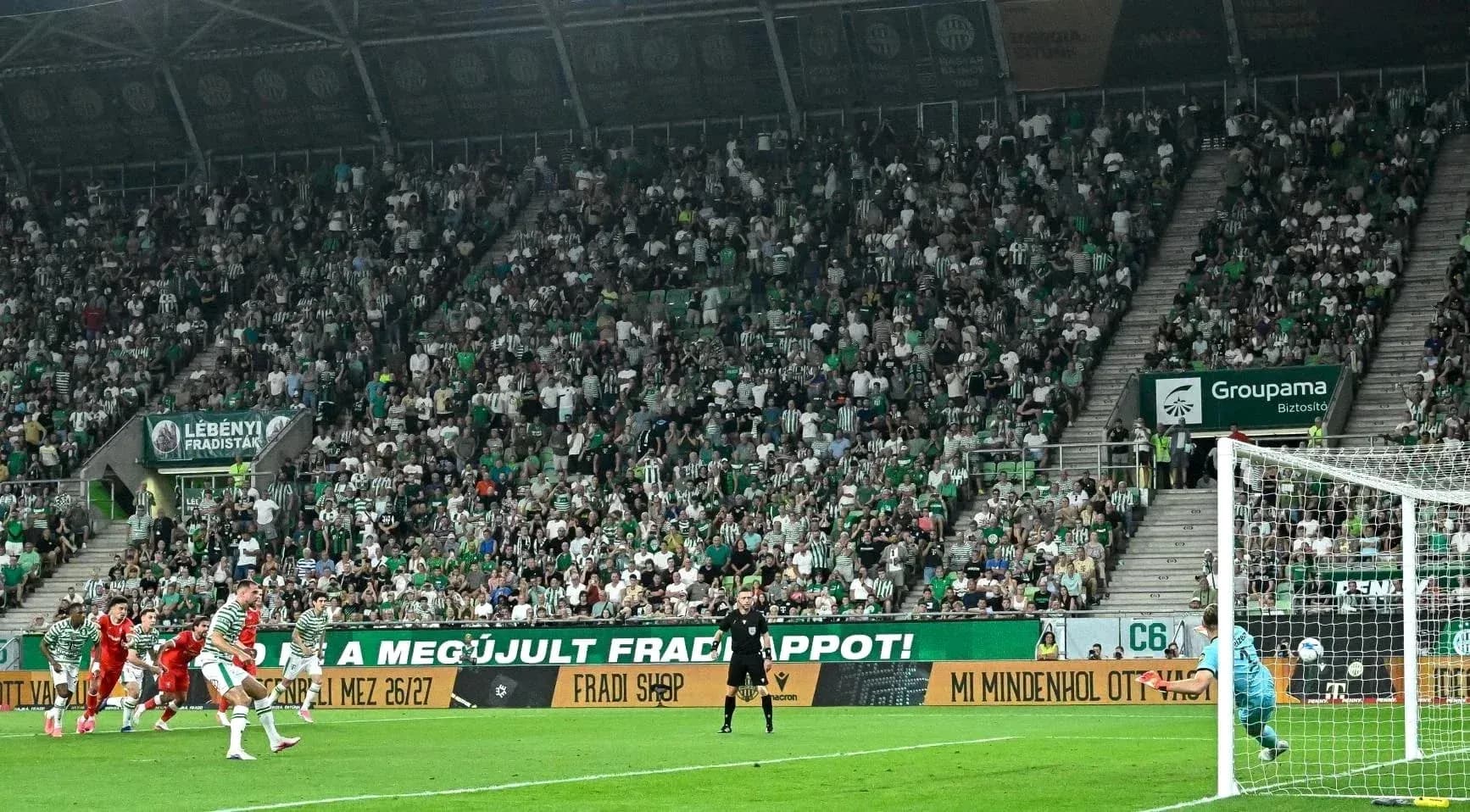 Tiro penalti durante el partido Ferencvarosi TC Tiro penalti durante el partido Ferencvarosi TC