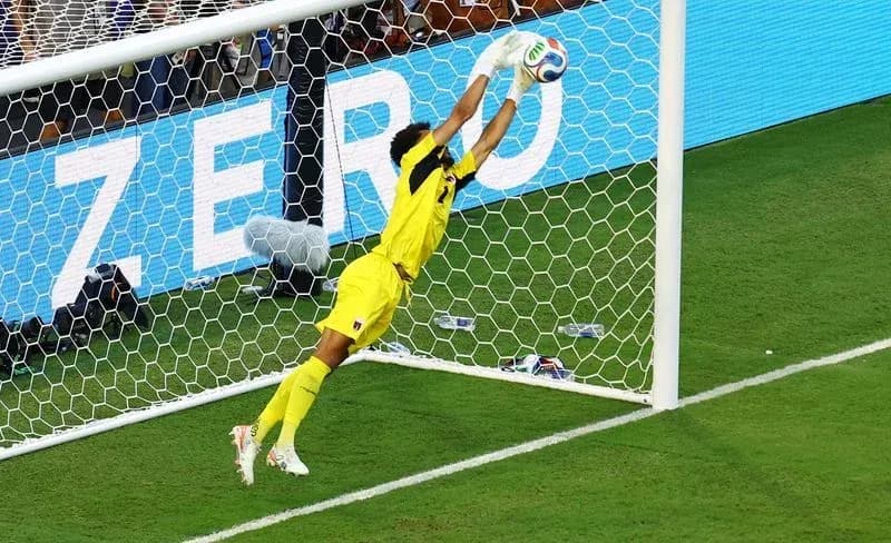 Portero saltando para detener un tiro a gol Portero saltando para detener un tiro a gol