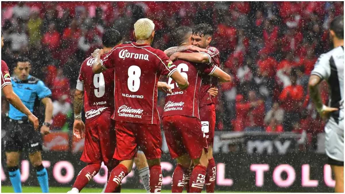 Jugadores de Toluca celebrando un gol bajo la lluvia Jugadores de Toluca celebrando un gol bajo la lluvia