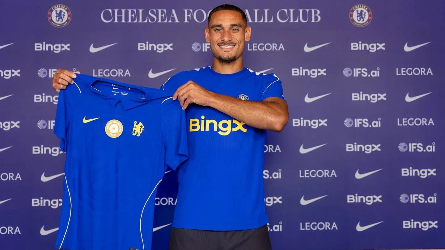 Jugador presentando camiseta de Chelsea FC Jugador presentando camiseta de Chelsea FC