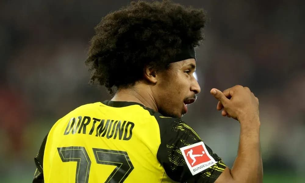 Jugador de Dortmund con camiseta amarilla y negra Jugador de Dortmund con camiseta amarilla y negra