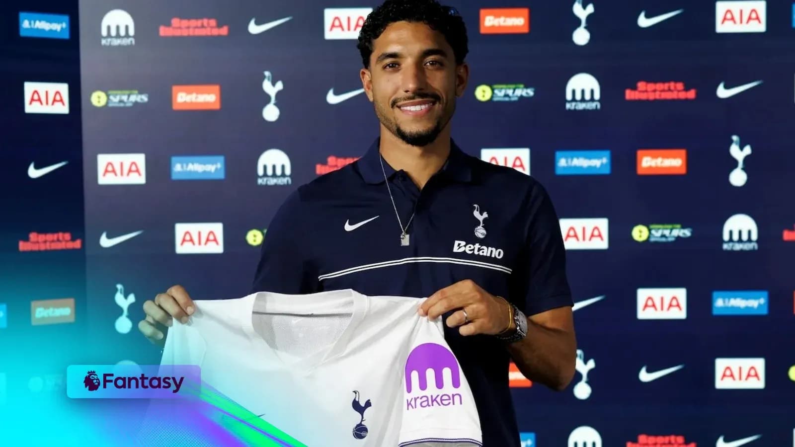 Jugador sostiene camiseta de Tottenham en presentación Jugador sostiene camiseta de Tottenham en presentación
