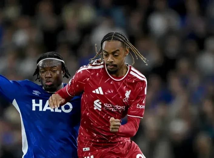 Jugador de Liverpool supera a oponente en partido Jugador de Liverpool supera a oponente en partido