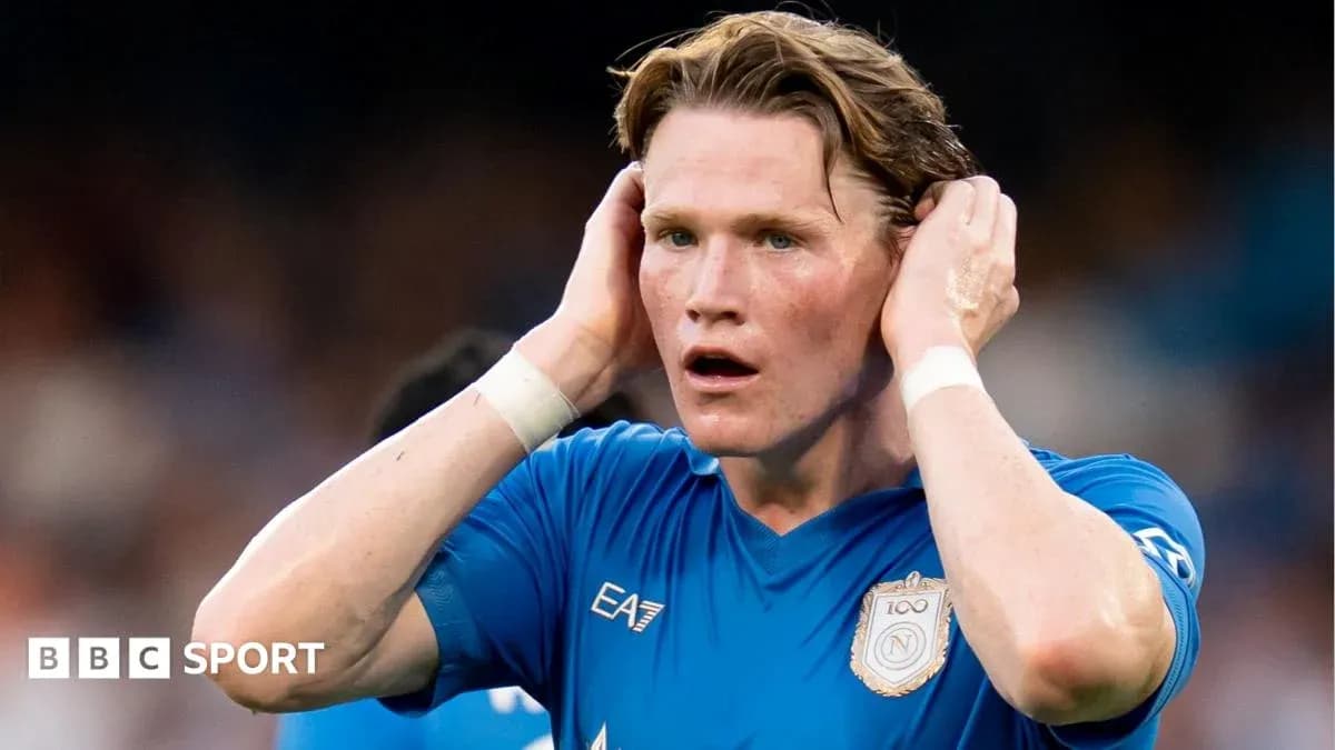 Jugador de Napoli con manos en la cabeza durante el partido Jugador de Napoli con manos en la cabeza durante el partido