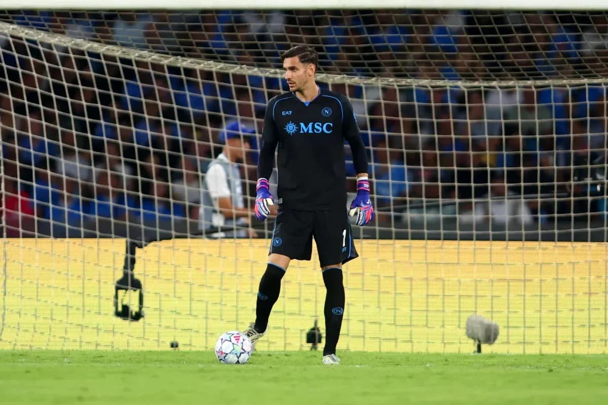 Portero de Napoli preparado en el área de gol Portero de Napoli preparado en el área de gol