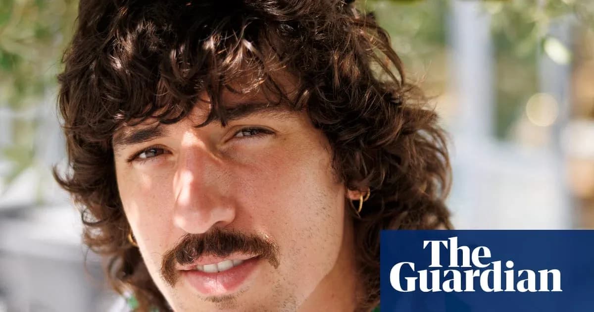 Hombre con cabello rizado y bigote sonriendo Hombre con cabello rizado y bigote sonriendo