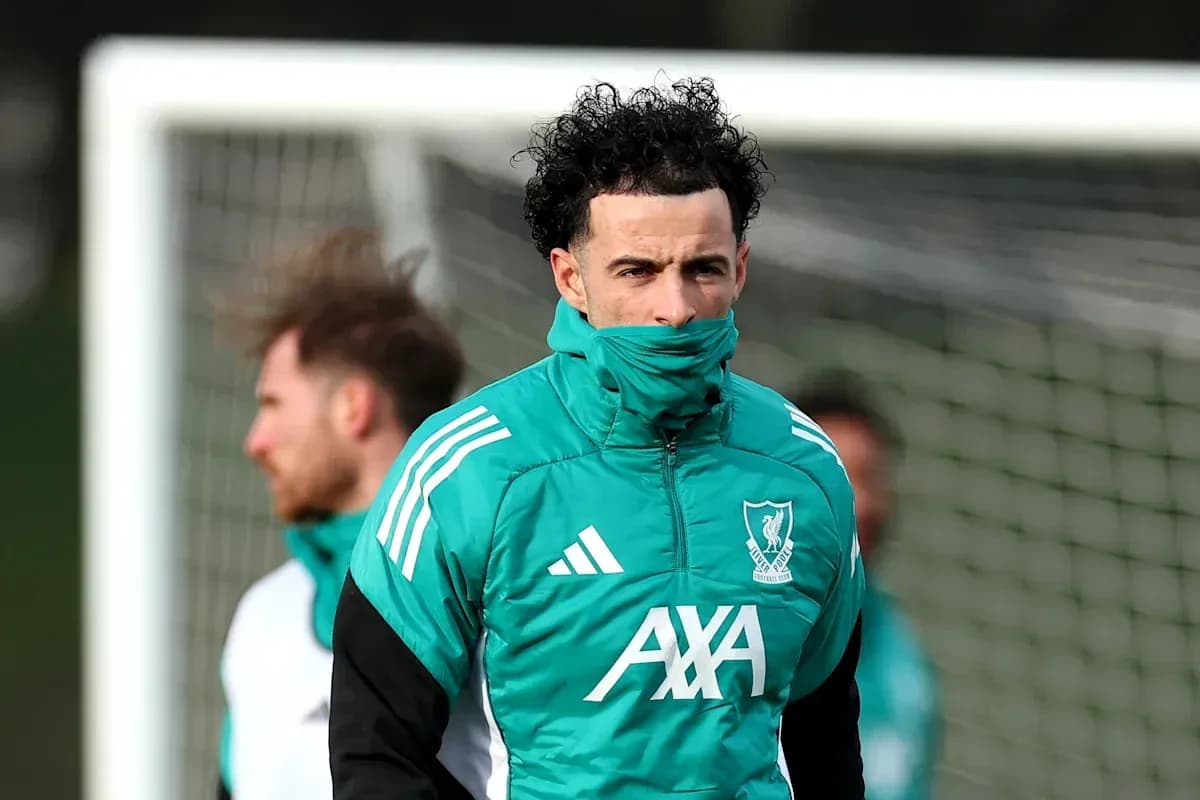 Jugador entrenando con abrigo de Liverpool FC Jugador entrenando con abrigo de Liverpool FC