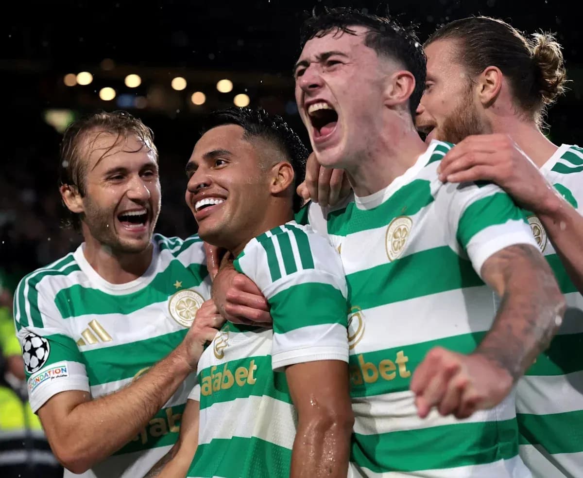 Jugadores de Celtic celebrando un gol Jugadores de Celtic celebrando un gol