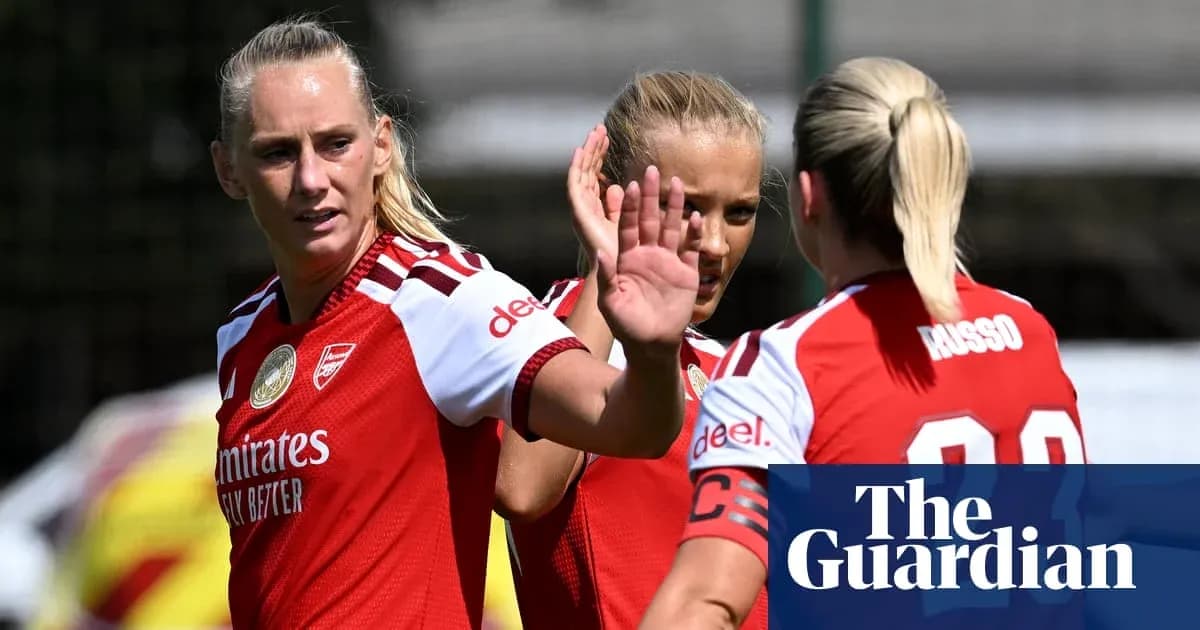 Jugadoras de Arsenal en entrenamiento, saludándose Jugadoras de Arsenal en entrenamiento, saludándose
