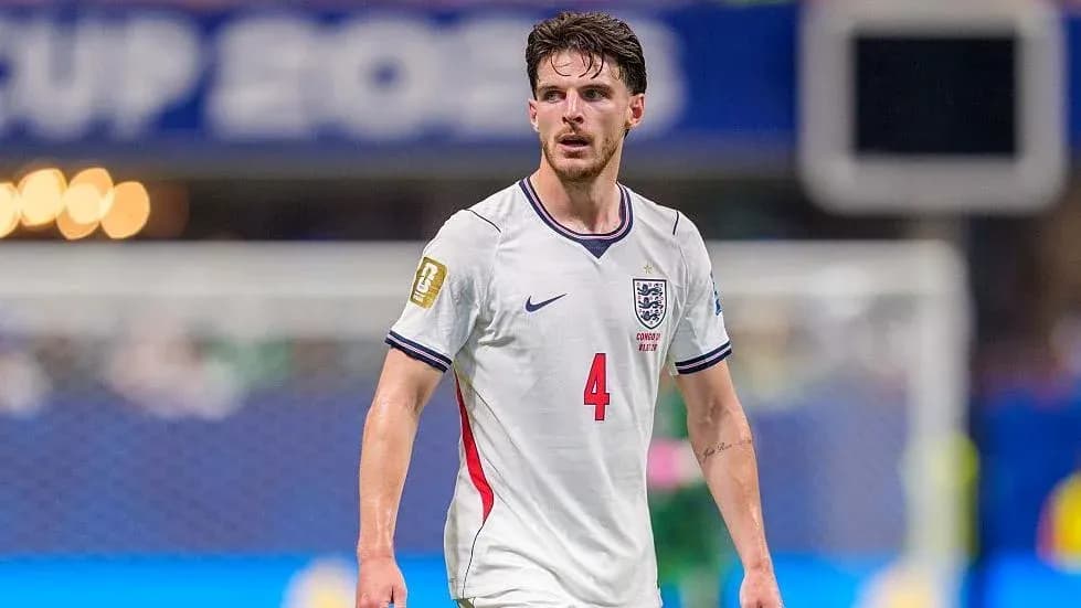 Jugador de Inglaterra con camiseta blanca en el campo Jugador de Inglaterra con camiseta blanca en el campo