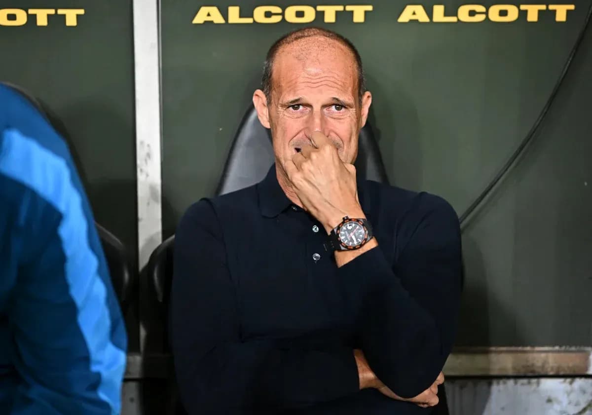 Entrenador sentado en el banquillo durante el partido Entrenador sentado en el banquillo durante el partido
