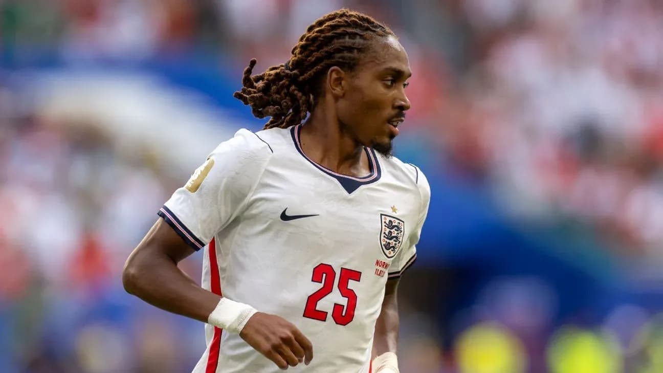 Jugador de Inglaterra corriendo en el campo de fútbol Jugador de Inglaterra corriendo en el campo de fútbol