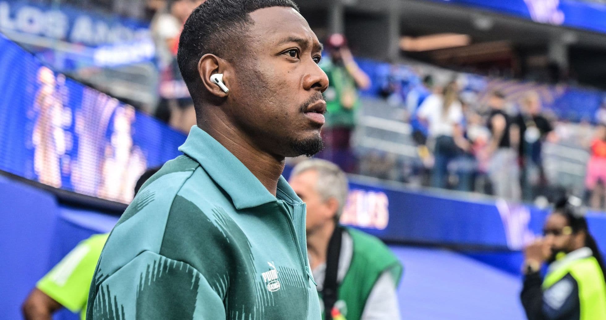 Jugador en túnel antes del partido con auriculares Jugador en túnel antes del partido con auriculares