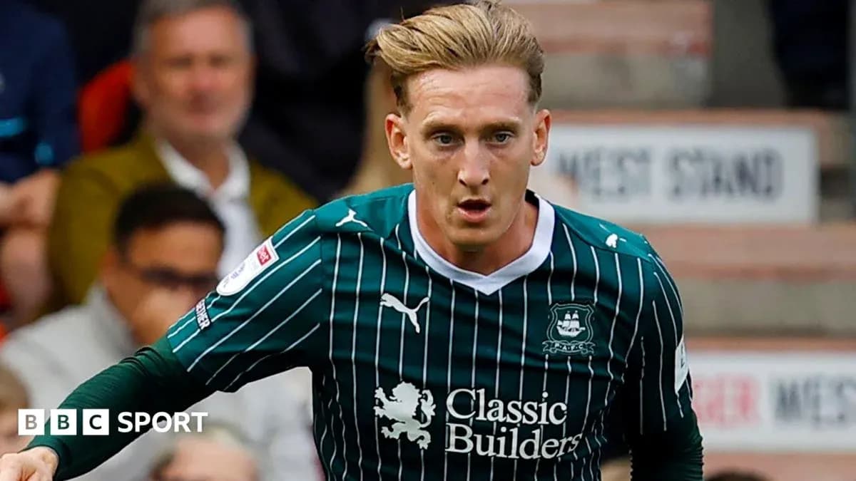 Jugador de Plymouth Argyle corriendo durante el partido Jugador de Plymouth Argyle corriendo durante el partido