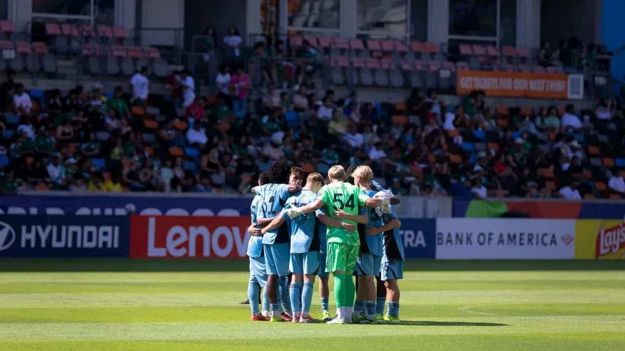 Equipo reunido en el campo antes del partido Equipo reunido en el campo antes del partido