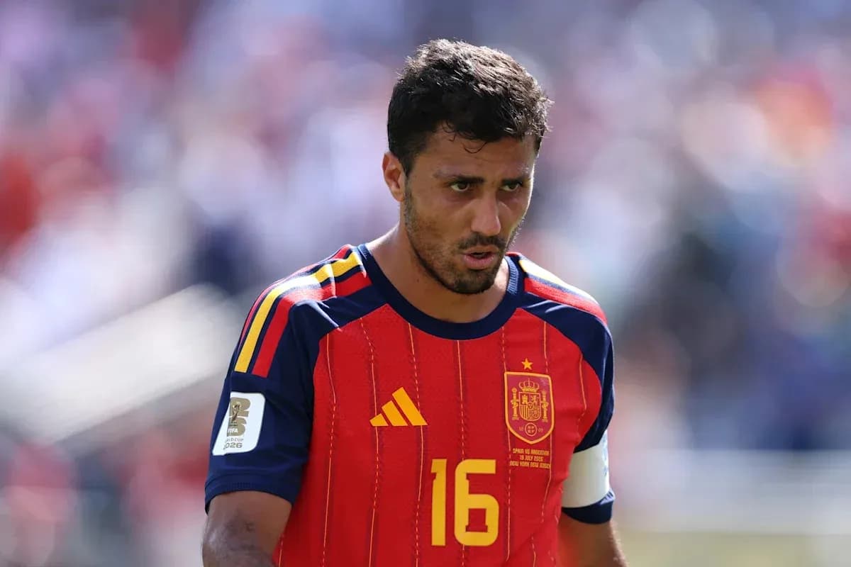 Jugador de España con camiseta roja durante partido Jugador de España con camiseta roja durante partido