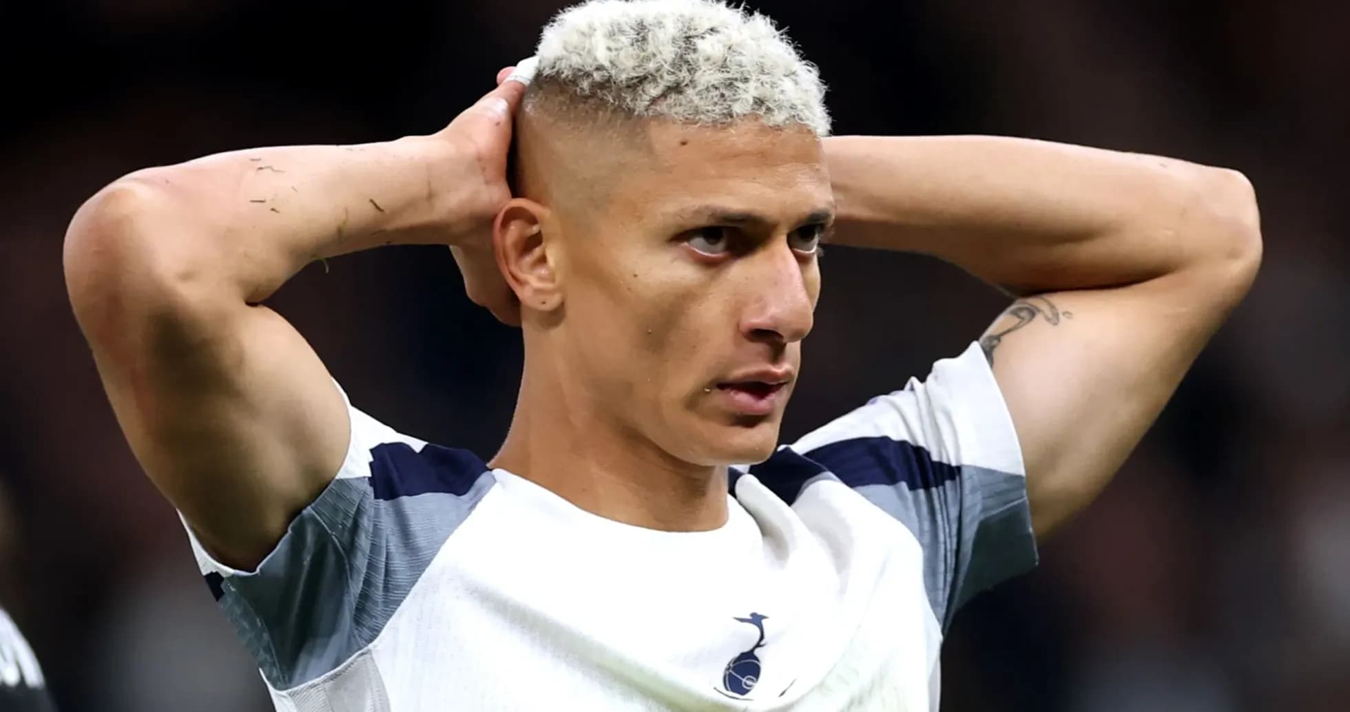 Jugador de Tottenham con manos en la cabeza Jugador de Tottenham con manos en la cabeza