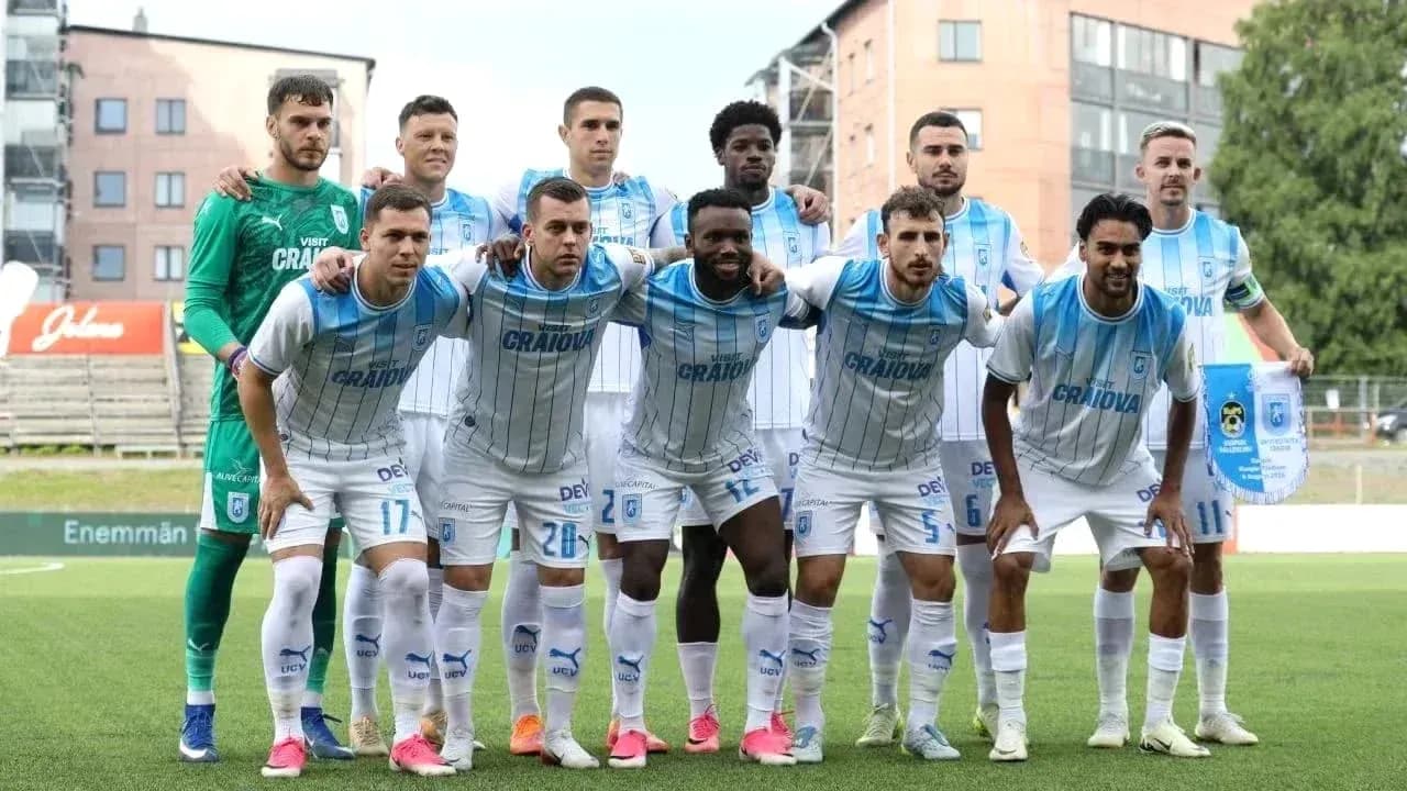 Equipo de Universitatea Craiova posando para la foto Equipo de Universitatea Craiova posando para la foto