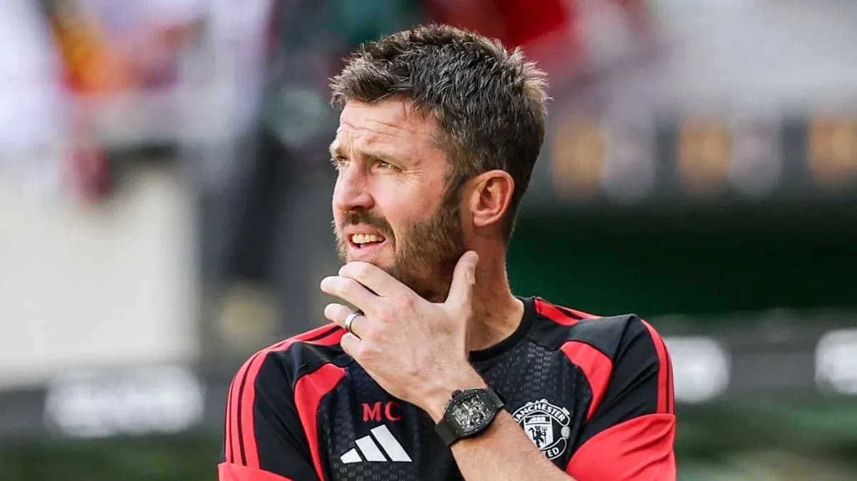 Entrenador de Manchester United observando el partido Entrenador de Manchester United observando el partido