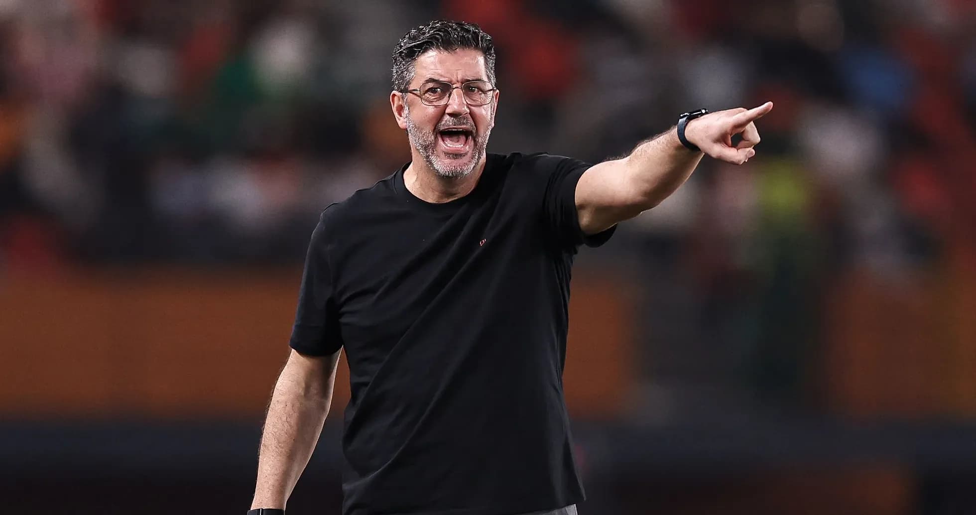 Entrenador dirigiendo a su equipo desde la línea Entrenador dirigiendo a su equipo desde la línea