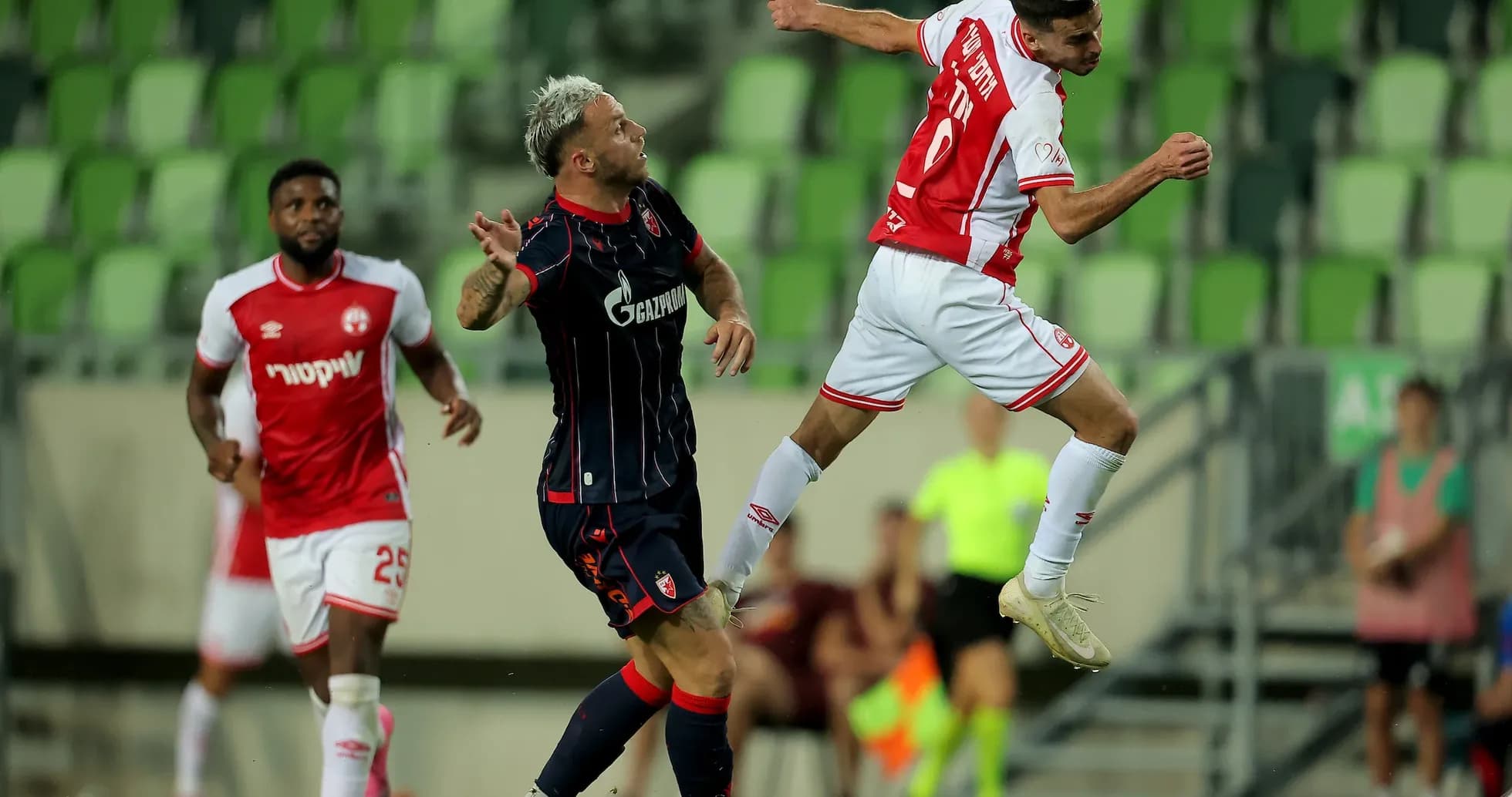 Jugador de FK Crvena Zvezda cabecea el balón Jugador de FK Crvena Zvezda cabecea el balón