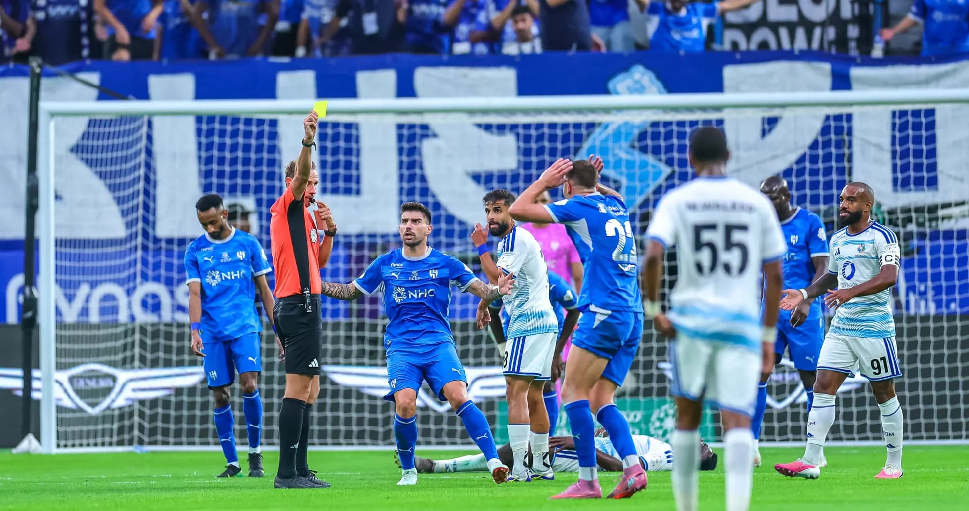 Árbitro muestra tarjeta amarilla en el partido Árbitro muestra tarjeta amarilla en el partido