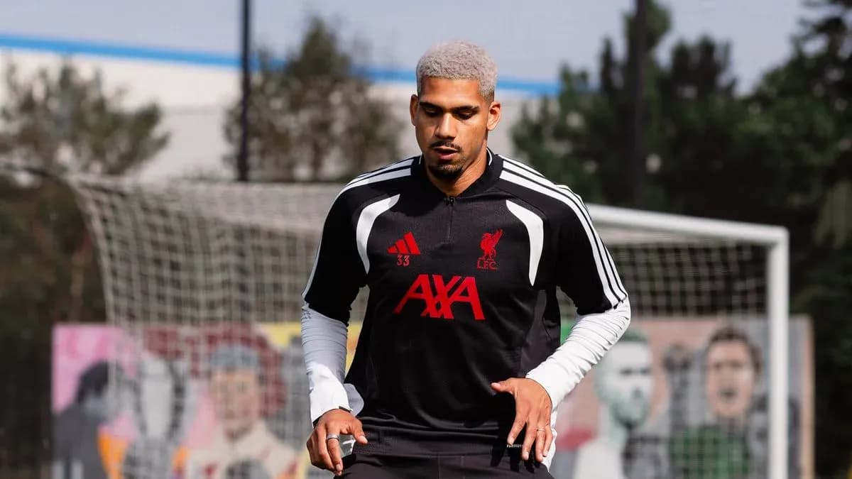 Jugador de Liverpool entrenando en el campo Jugador de Liverpool entrenando en el campo