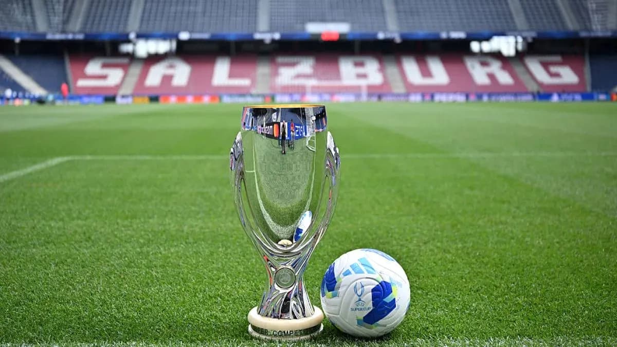 Trofeo de fútbol y balón en el campo Trofeo de fútbol y balón en el campo